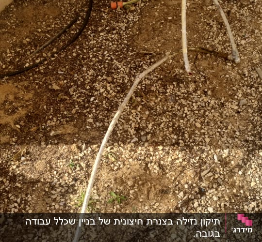 צינורות מים על אדמה עם חצץ